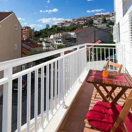 Letizia - Double With Balcony And Shared Bathroom-1